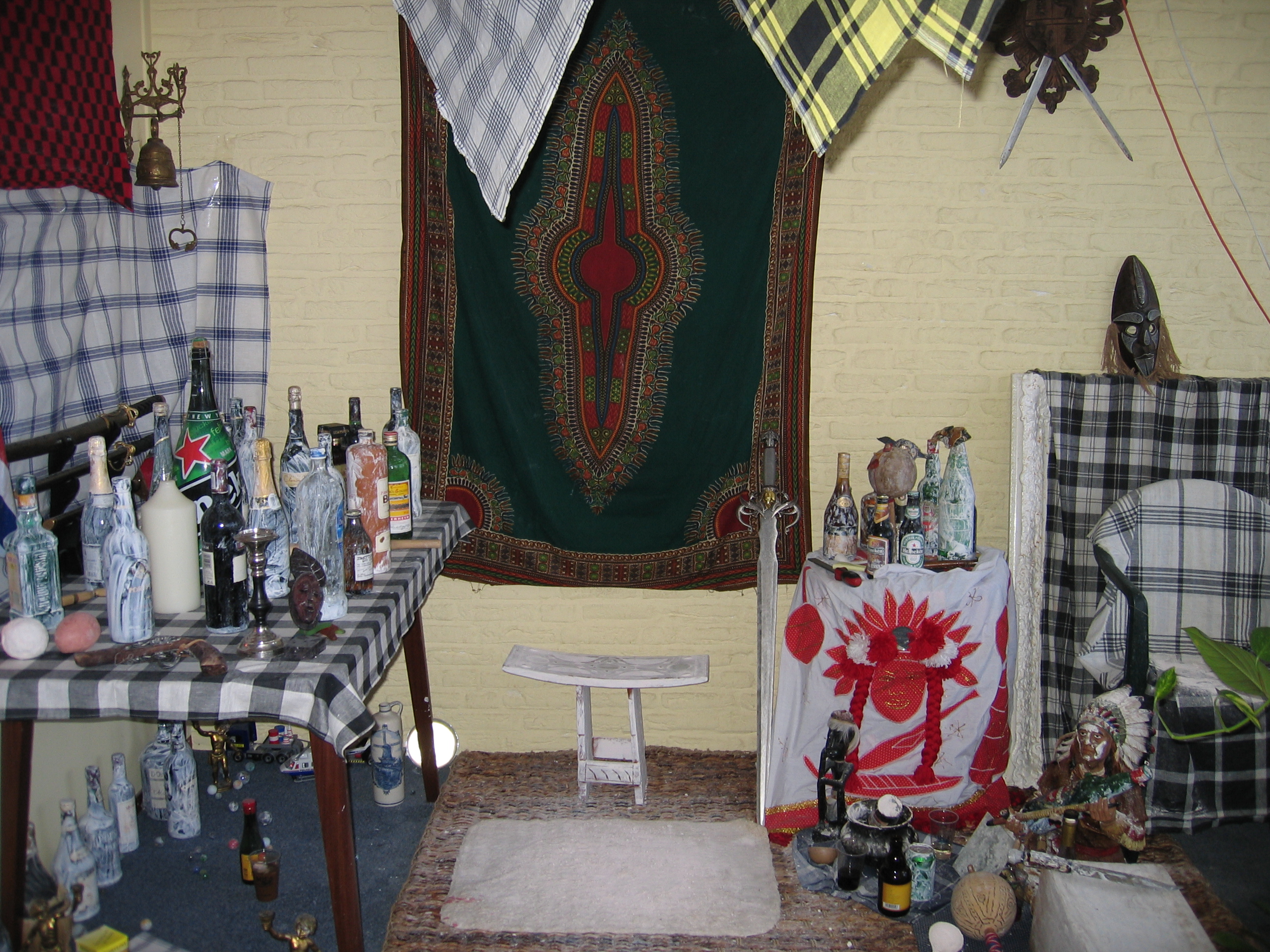 Praktijkruimte van een Afro-Surinaams-Nederlandse bonuman.
